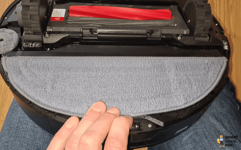 Der saubere Wischmopp des Roborock S8 MaxV Ultra ist nach der Reinigung an der Service-Station zu sehen.